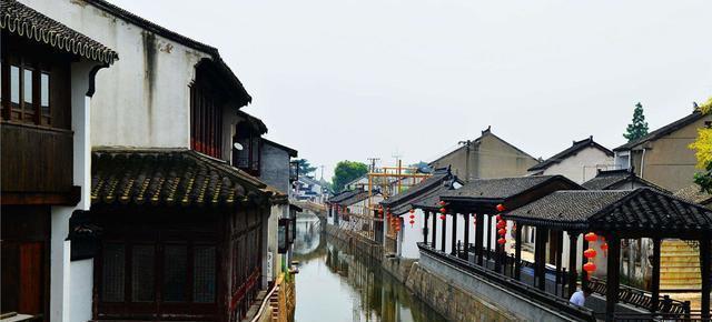 八路军功勋交通员被捕，押解途中，身旁伪军说：一会儿枪响你就跑